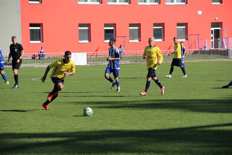 DVA BODY přivezl Rumburk (ve žlutém) ze hřiště Roudnice nad Labem.