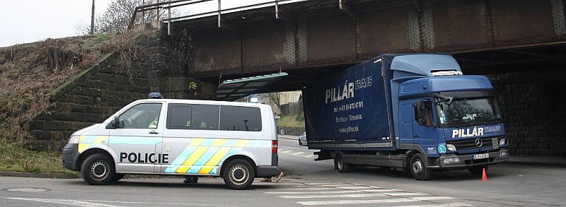 Kamion uvízl pod mostem v Děčíně. 