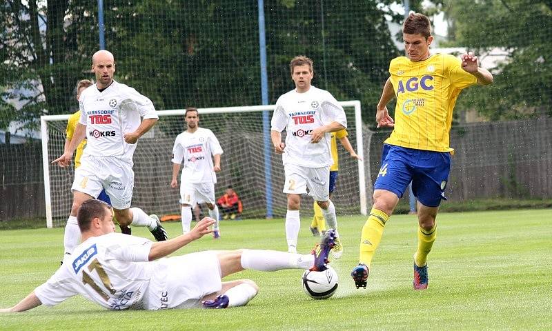 ŠKODA. Varnsdorf (v bílém) herně nezklamal, přesto prohrál s Teplicemi 0:4.