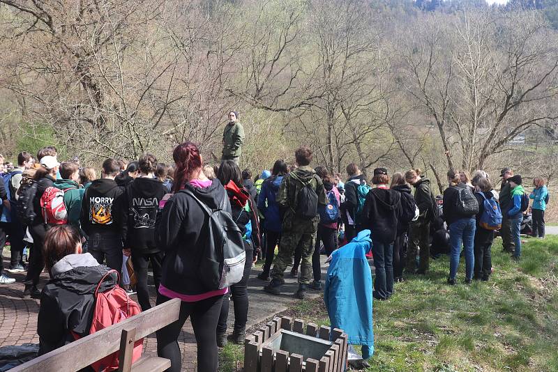 Děčínští gymnazisté uklízeli labské břehy.