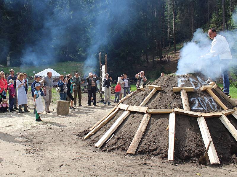 U Dolského mlýna slavnostně zapálili milíř v pondělí 21. srpna.