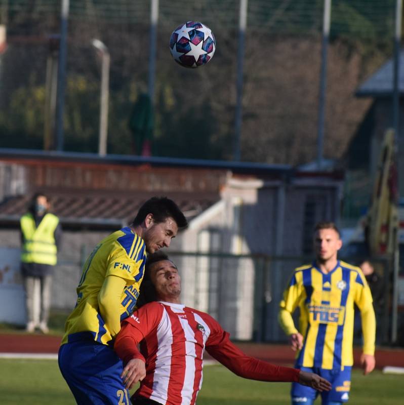 Fotbalisté Varnsdorfu (žlutomodré dresy) doma prohráli 1:3 se Žižkovem.