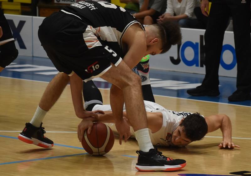 Děčínští basketbalisté (bílé dresy) doma podlehli Hradci Králové 68:82.