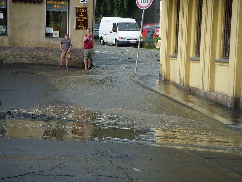 Velká voda se v sobotu prohnala i Českou Kamenicí