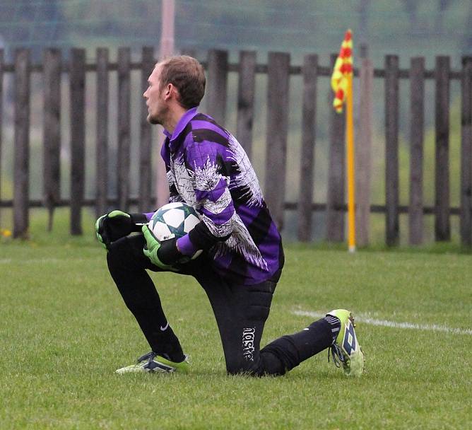 JASNÁ VÝHRA. Jiřetín pod Jedlovou (v modrém) doma přehrál Rybniště 6:0.