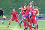 Fotbalisté Varnsdorfu (ve žlutém) doma remizovali s Blanskem 1:1.