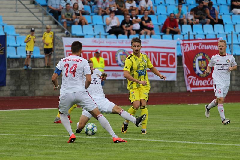 REMÍZA. Fotbalisté Varnsdorf (ve žlutých dresech) doma remizovali s Třincem 2:2.