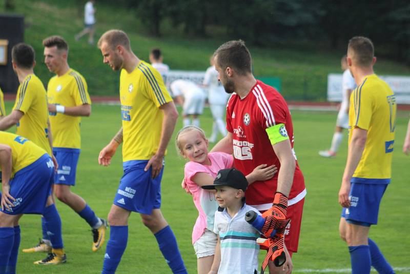 DERBY. Fotbalisté Varnsdorfu (ve žlutém) přivítali Ústí nad Labem