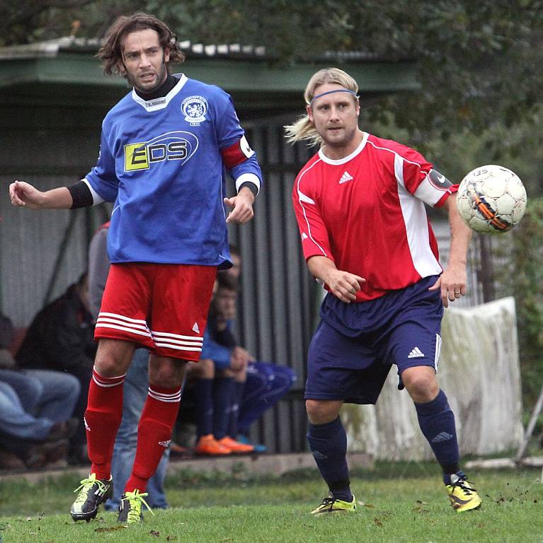 DVANÁCT BRANEK padlo v Neštěmicich. Domácí fotbalisté (modré dresy) porazili Modrou vysoko 8:4.