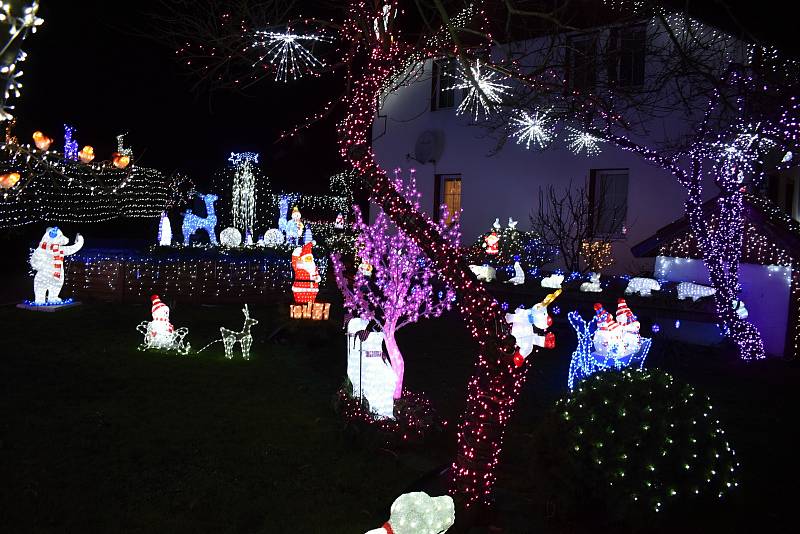 V Benešově opět září do noci vánočně vyzdobený dům a zahrada.