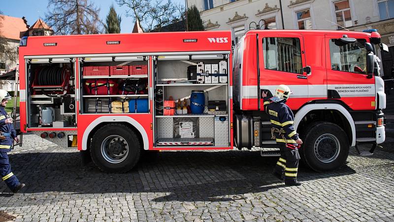 NOVÉ AUTO si benešovští dobrovolní hasiči převzali v sobotu na náměstí.