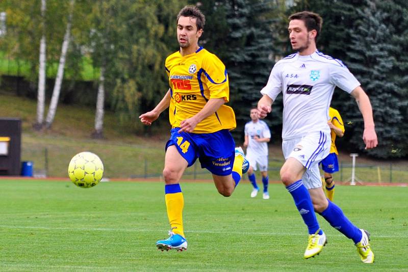 PADLI V ZÁVĚRU. Fotbalisté Varnsdorfu (ve žlutém) doma prohráli 0:1 se Znojmem.