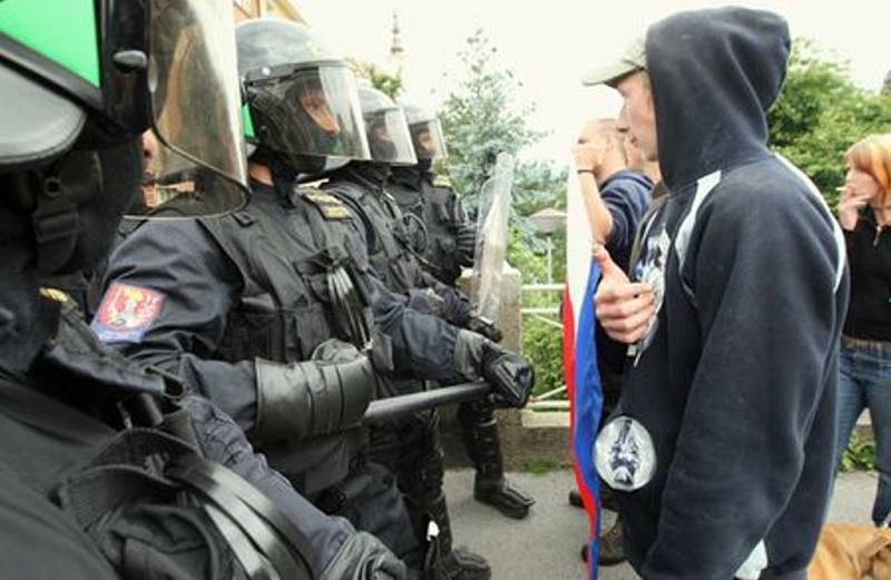 Nacionalisté se v Děčíně s anarchisty během pochodu nestřetli