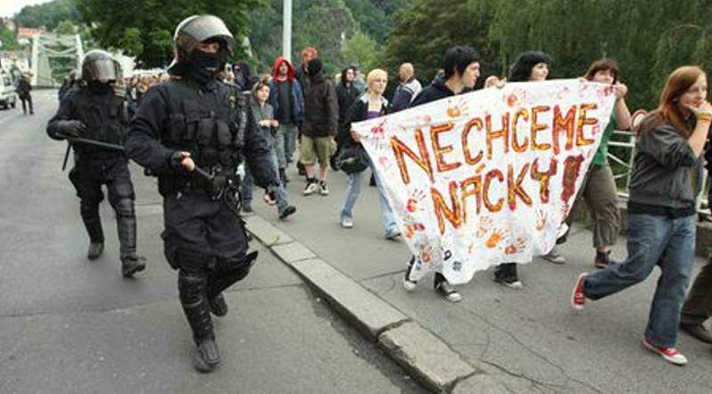 Nacionalisté se v Děčíně s anarchisty během pochodu nestřetli