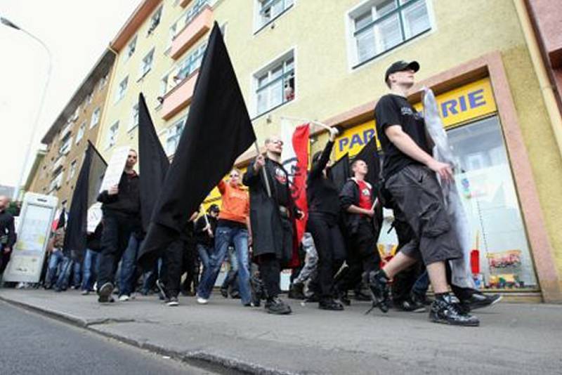 Nacionalisté se v Děčíně s anarchisty během pochodu nestřetli