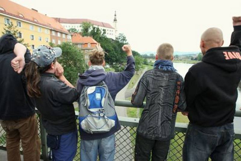 Nacionalisté se v Děčíně s anarchisty během pochodu nestřetli