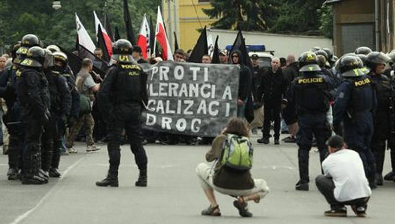 Nacionalisté se v Děčíně s anarchisty během pochodu nestřetli