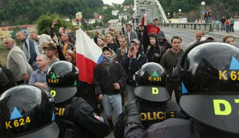 Nacionalisté se v Děčíně s anarchisty během pochodu nestřetli