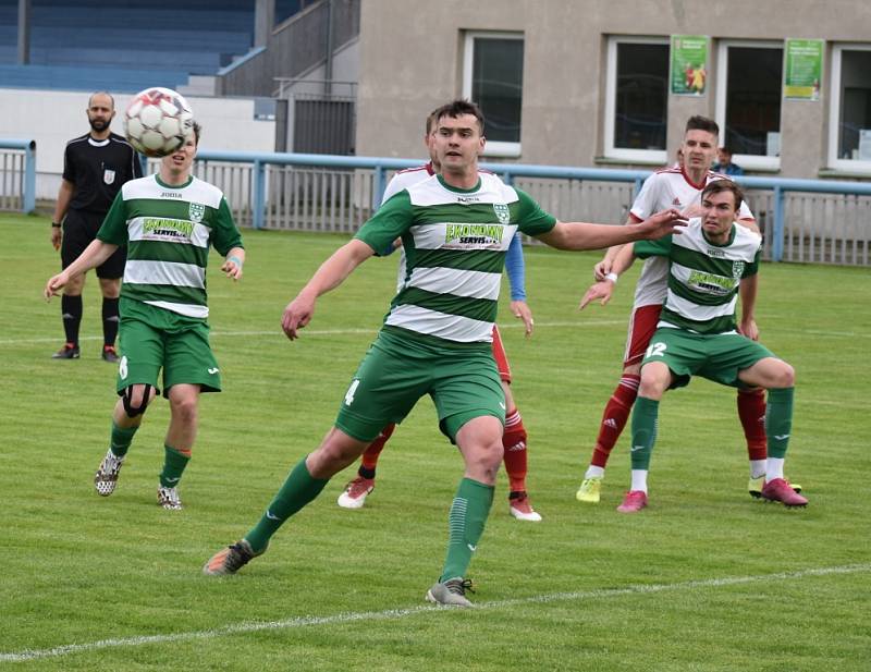 Fotbalisté Jílové (bílé dresy) podlehli v přípravném utkání Novému Boru 0:1.