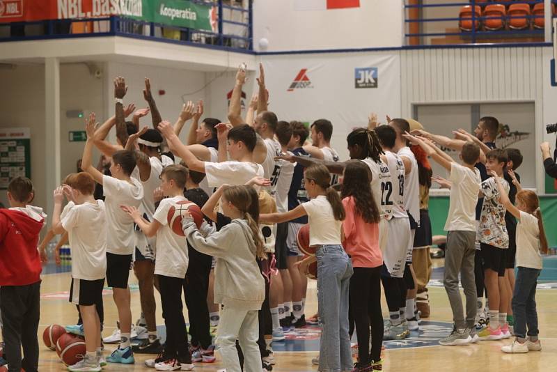 Basketbalisté Děčína doma porazili Ostravu a nadále drží v Kooperativa NBL první místo.