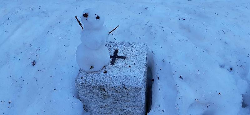 Sněhuláci na hranicích mají symbolizovat lidskost v přeshraničních vztazích.