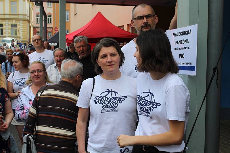 Basketbalové finále mezi Děčínem a Nymburkem.