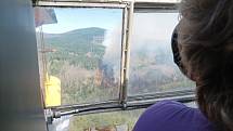 Požár lesa v národním parku, 24. července. S hašením pomáhají letadla.