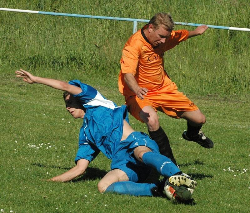 DERBY. Česká Kamenice (oranžové dresy) porazila doma Jílové 2:1.