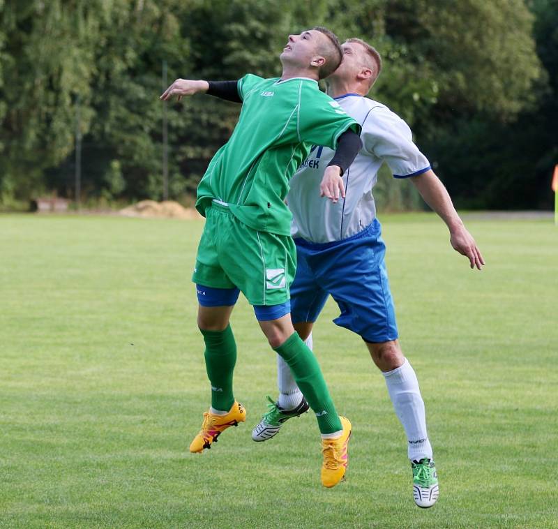 SEDM BRANEK padlo v Krásné Lípě. Domácí (zelené dresy) porazili Těchlovice 6:1.