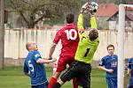 PROHRA. Fotbalisté Vilémova (v modrém) poprvé v divizi na jaře prohráli. Brozany vyhrály 3:2.