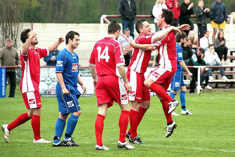 PROHRA. Fotbalisté Vilémova (v modrém) poprvé v divizi na jaře prohráli. Brozany vyhrály 3:2.