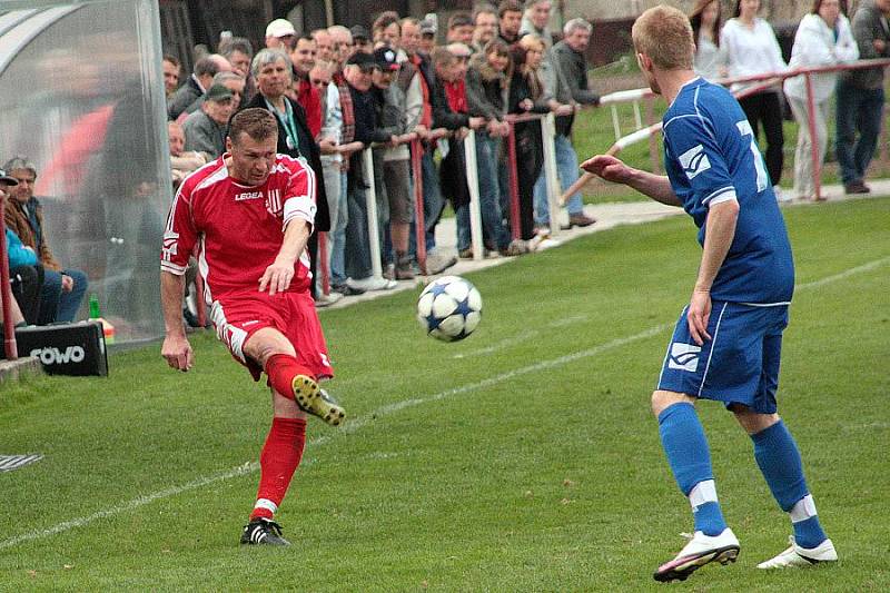 PROHRA. Fotbalisté Vilémova (v modrém) poprvé v divizi na jaře prohráli. Brozany vyhrály 3:2.