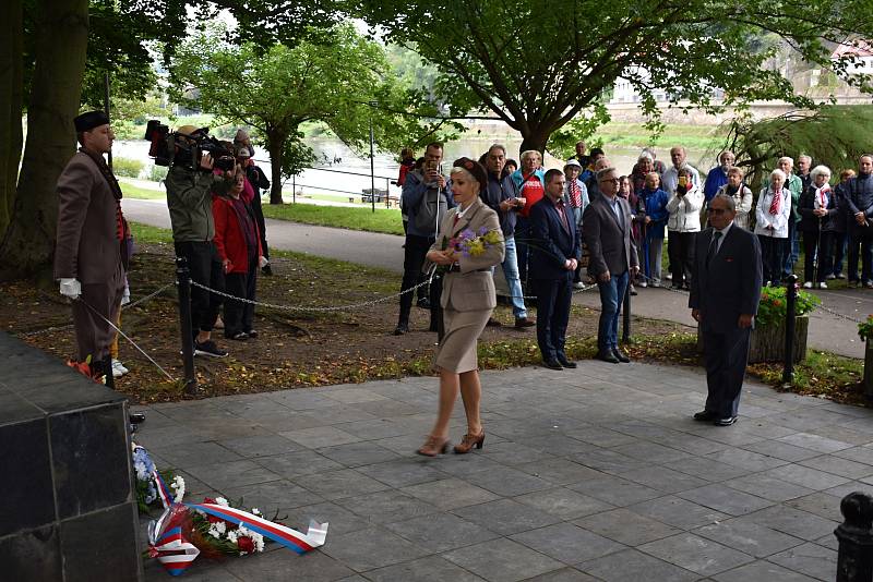 Sokolové přišli položit květiny k pomníku Miroslava Tyrše.