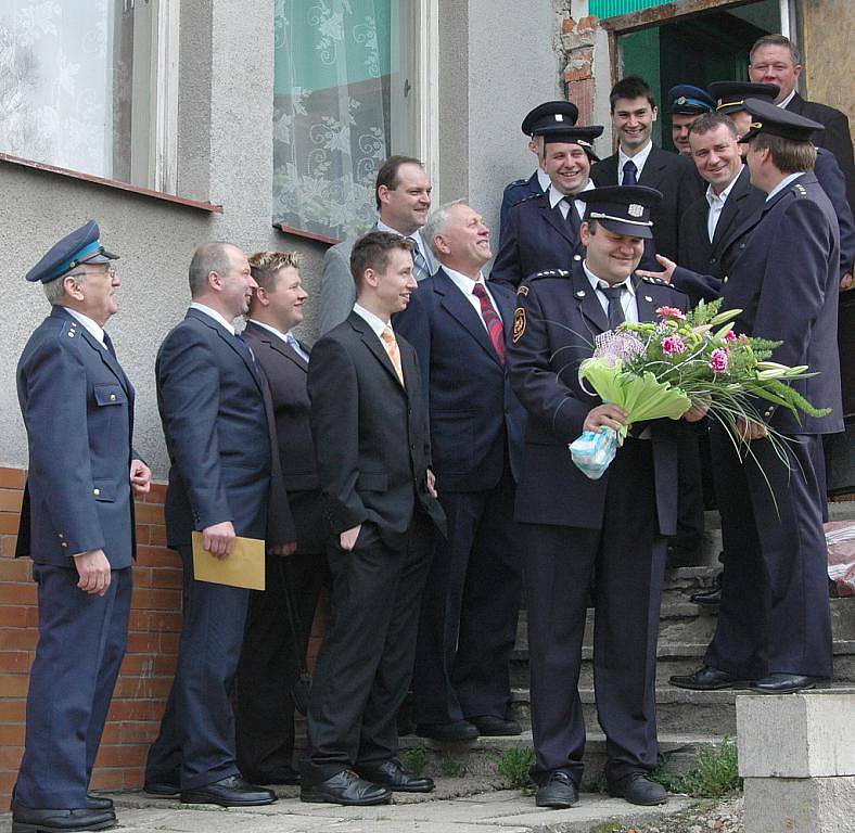 Hasiči z Horních Habartic si ve středu 14. dubna jeli pro Zlaté kříže.