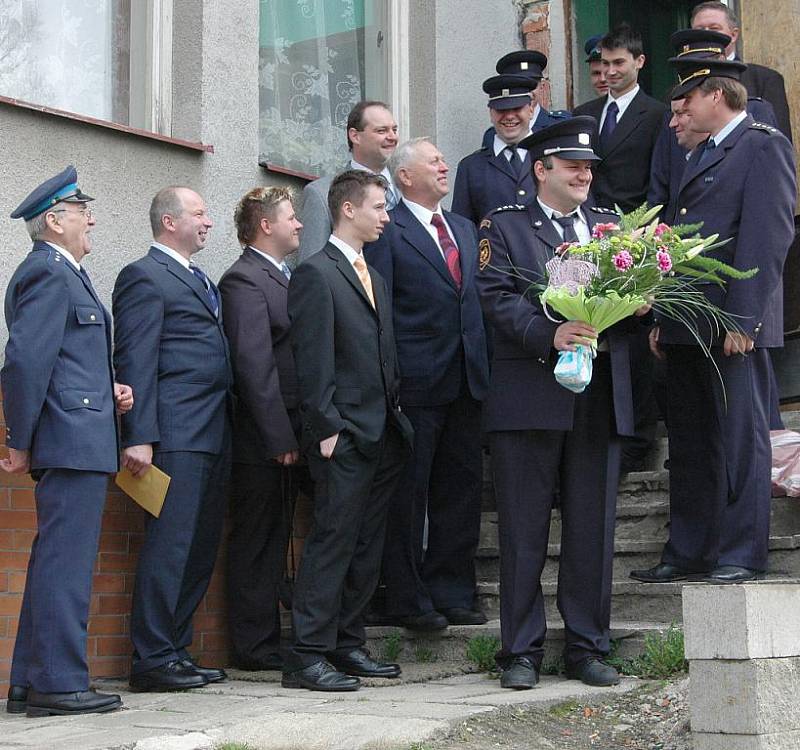 Hasiči z Horních Habartic si ve středu 14. dubna jeli pro Zlaté kříže.