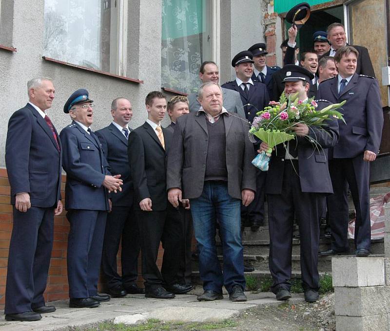 Hasiči z Horních Habartic si ve středu 14. dubna jeli pro Zlaté kříže.