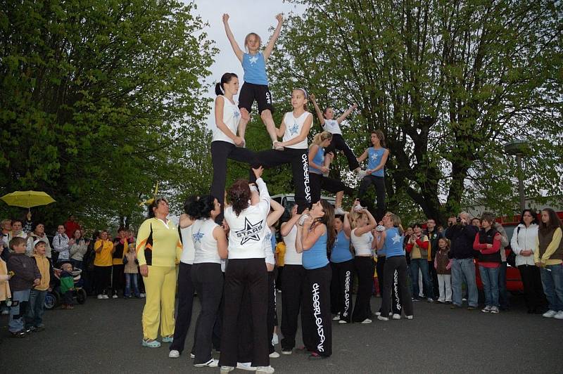 Varnsdorf  tanečnice vytvořily rekord a roztančily náměstí