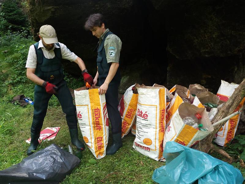 Ostrov odpadků v říčce Kamenici uklidili pracovníci národního parku.