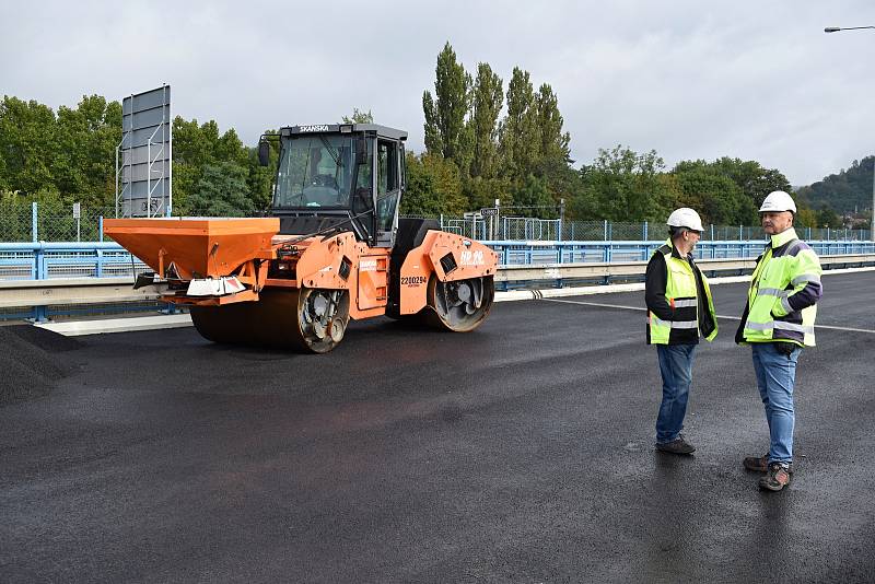 Rekonstrukce Nového mostu v Děčíně se blíží svému závěru.