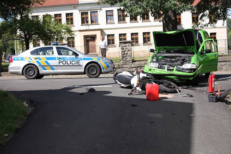 Při dopravní nehodě v Horním Podluží se vážně zranil motorkář.