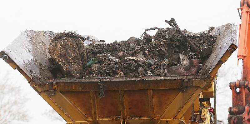 Několik týdnů probíhá rekultivace komunální skládky v Mezné na Děčínsku. Skládka je zde asi od sedmdesátých let a vozil se tam odpad z okolí.
