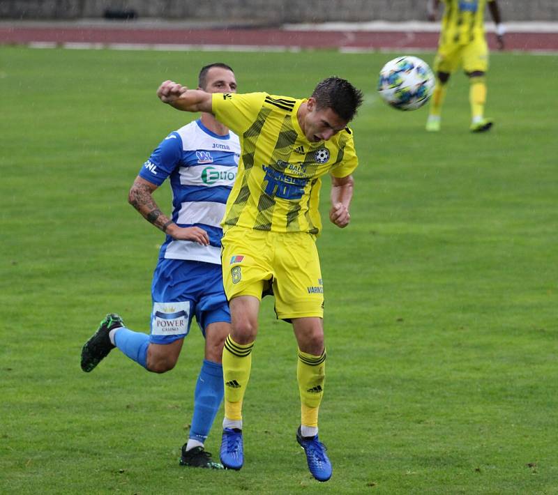 SELHÁNÍ. Fotbalisté Varnsdorfu (ve žlutém) nezvládli derby, doma nestačili na Ústí nad Labem.