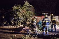 Na Šluknovsku vyjížděli hasiči k desítkám popadaných stromů.