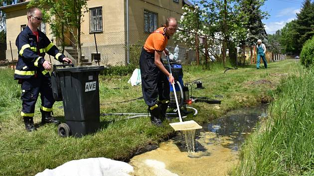 Likvidace úniku nafty pokračovala v Rybništi i druhý den