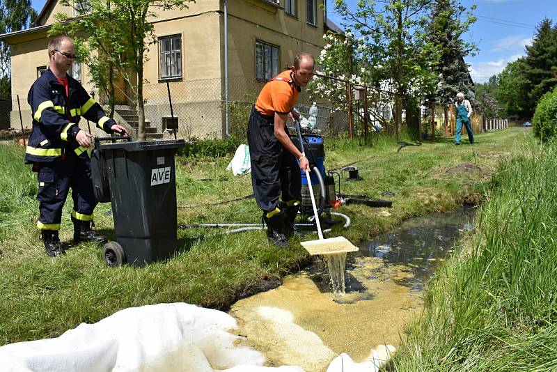 Likvidace úniku nafty pokračovala v Rybništi i druhý den