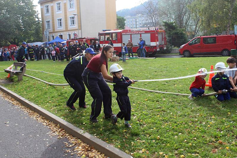 Staroměstští hasiči uspořádali uprostřed sídliště v Děčíně soutěž pro děti.