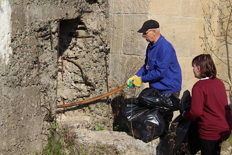 Akce Ukliďme Česko v Děčíně. Desítky dobrovolníků uklízely v sobotu 6. dubna nejen břehy Labe