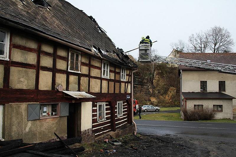 V Jílovém hořela roubenka. V domě nikdo nebyl.