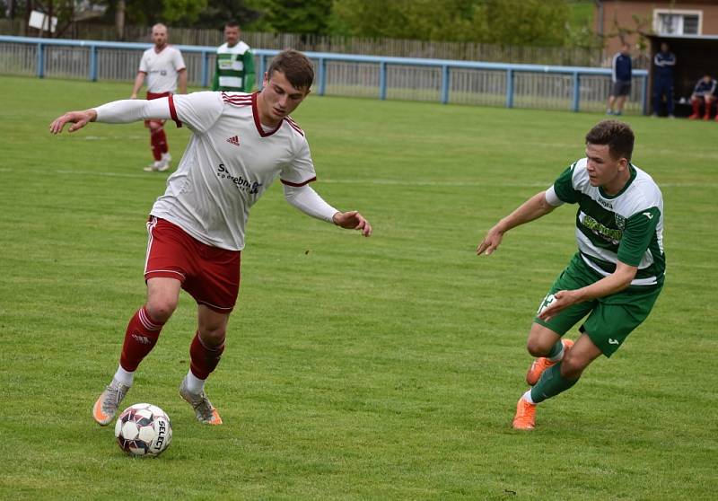 Fotbalisté Jílové (bílé dresy) podlehli v přípravném utkání Novému Boru 0:1.