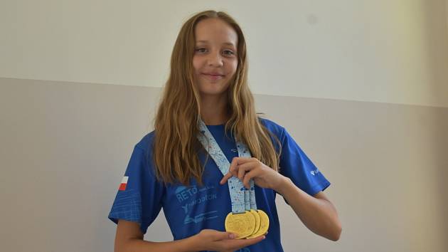 Alžběta Blažková, velká naděje Plaveckého klubu Děčín, se třemi zlaty z mistrovství republiky.